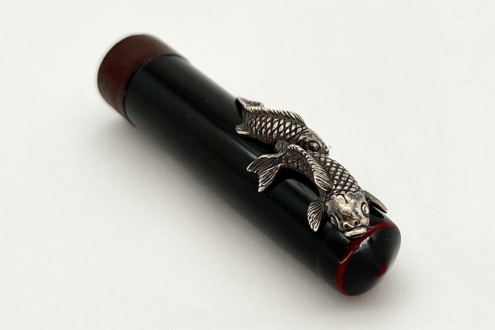 NakayaPiccoloLongWriterKuroTamenuriStringRolledModelFountainPenwithSilverCarpKoiStopper_I